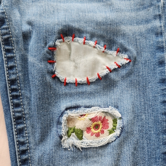 Miss Me "Mid-rise Skinny" Embroidered Floral Patch Blue Jean | Women's Size 27 - Picture 4 of 11